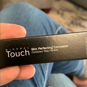 Younique Skin Perfecting Concealer (Scarlet)